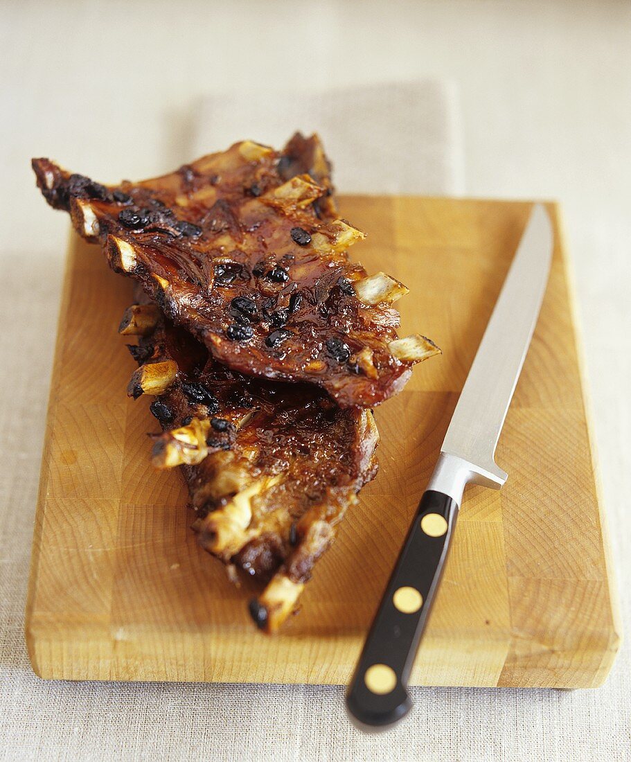 Spare ribs with Asian sauce; meat knife