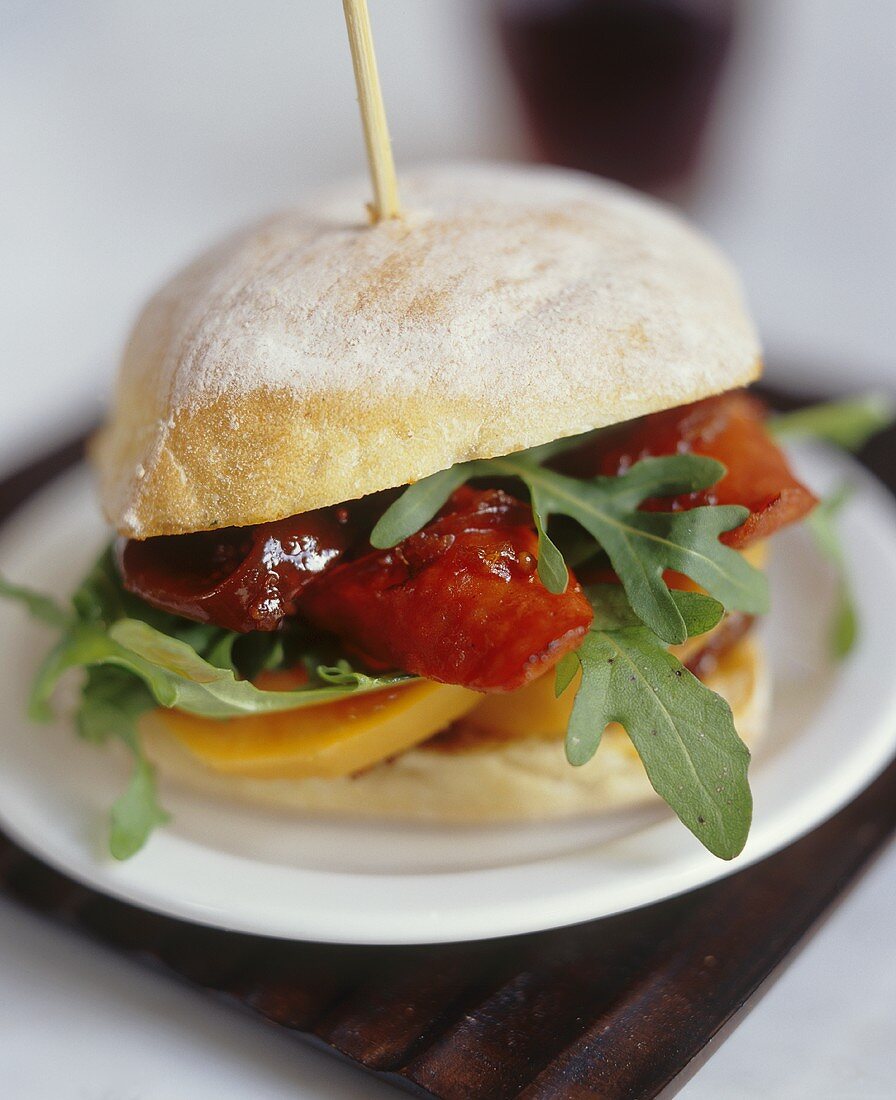 Burger mit Kumara (Süsskartoffel), Rucola, Chorizo & Chutney