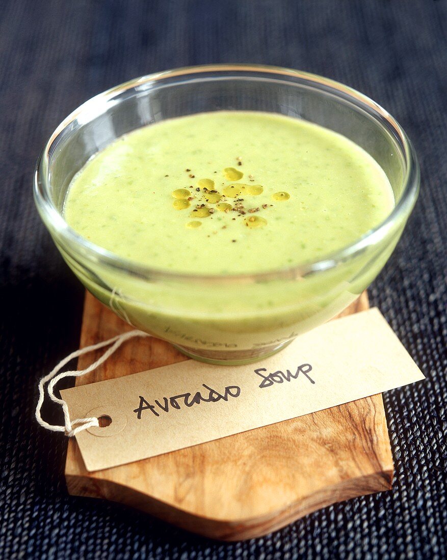 Avocado-Suppe im Glasschälchen