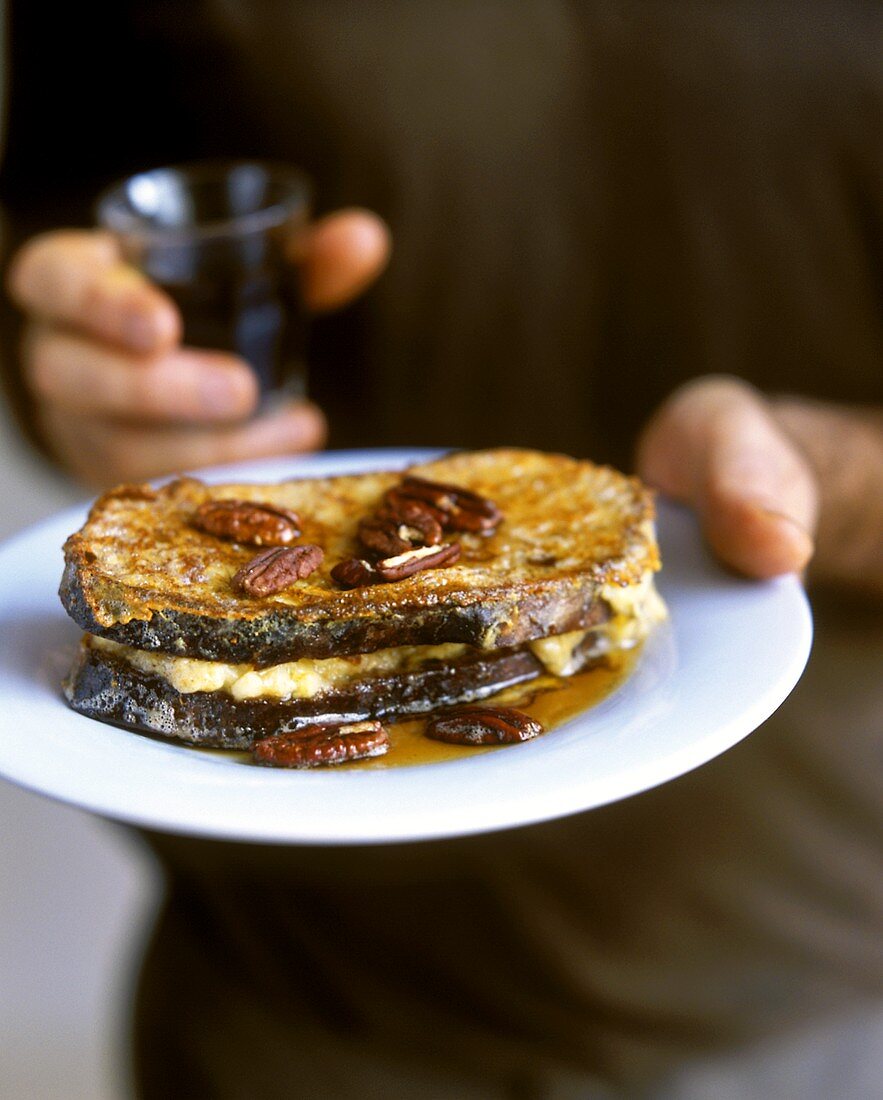 Brot nach Art von French Toast mit Bananen,Nüssen,Ahornsirup