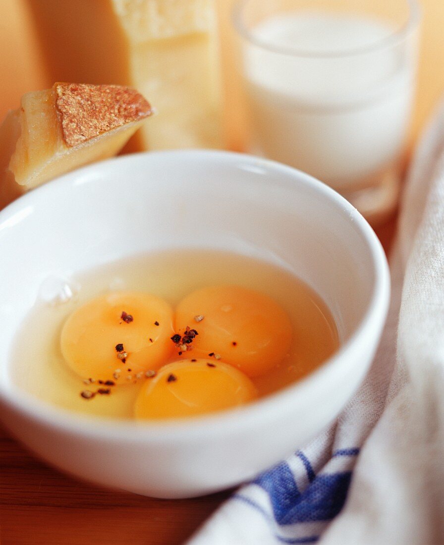 Stillleben mit Eiern, Käse, Milch (Zutaten für Rührei oder Omelett)