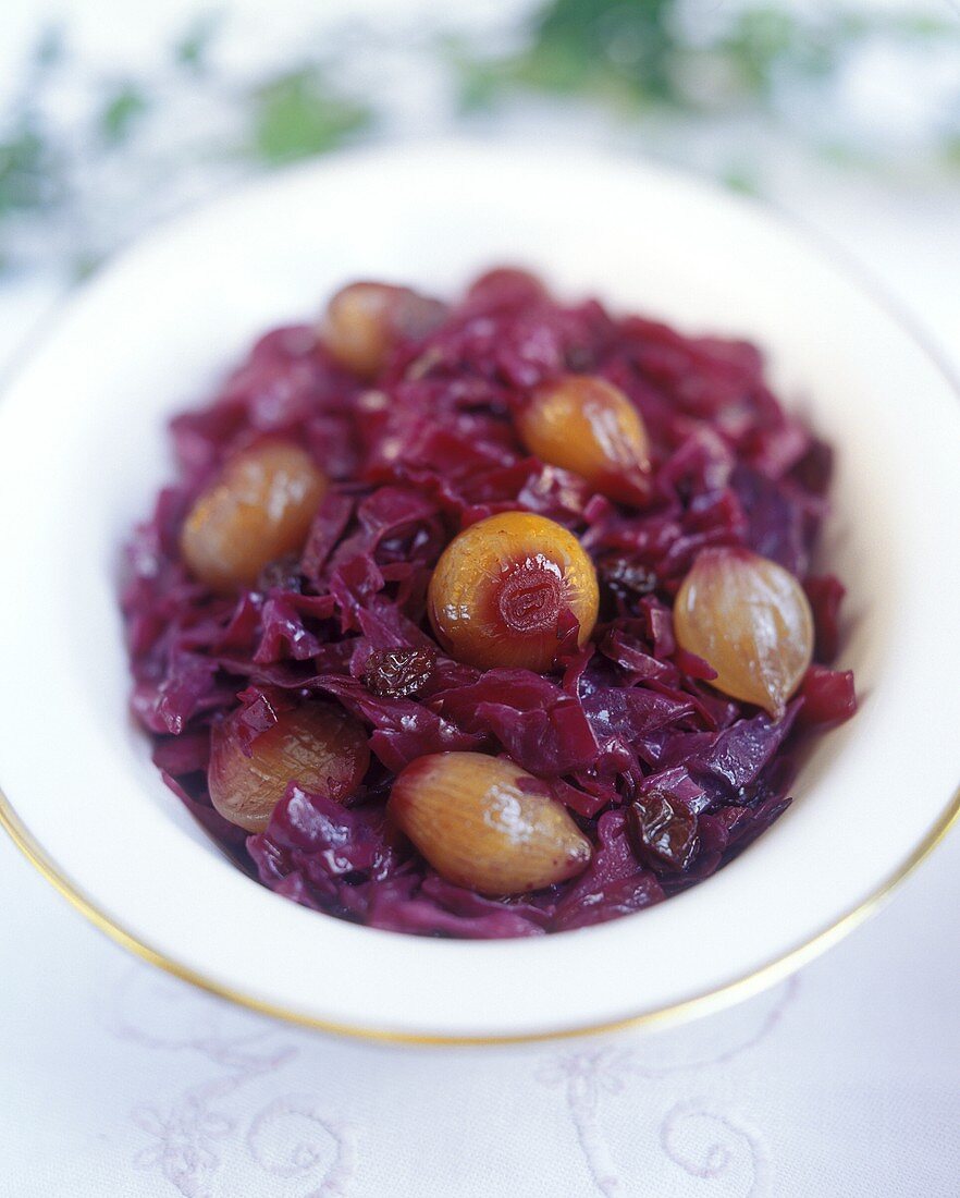 Red cabbage with shallots