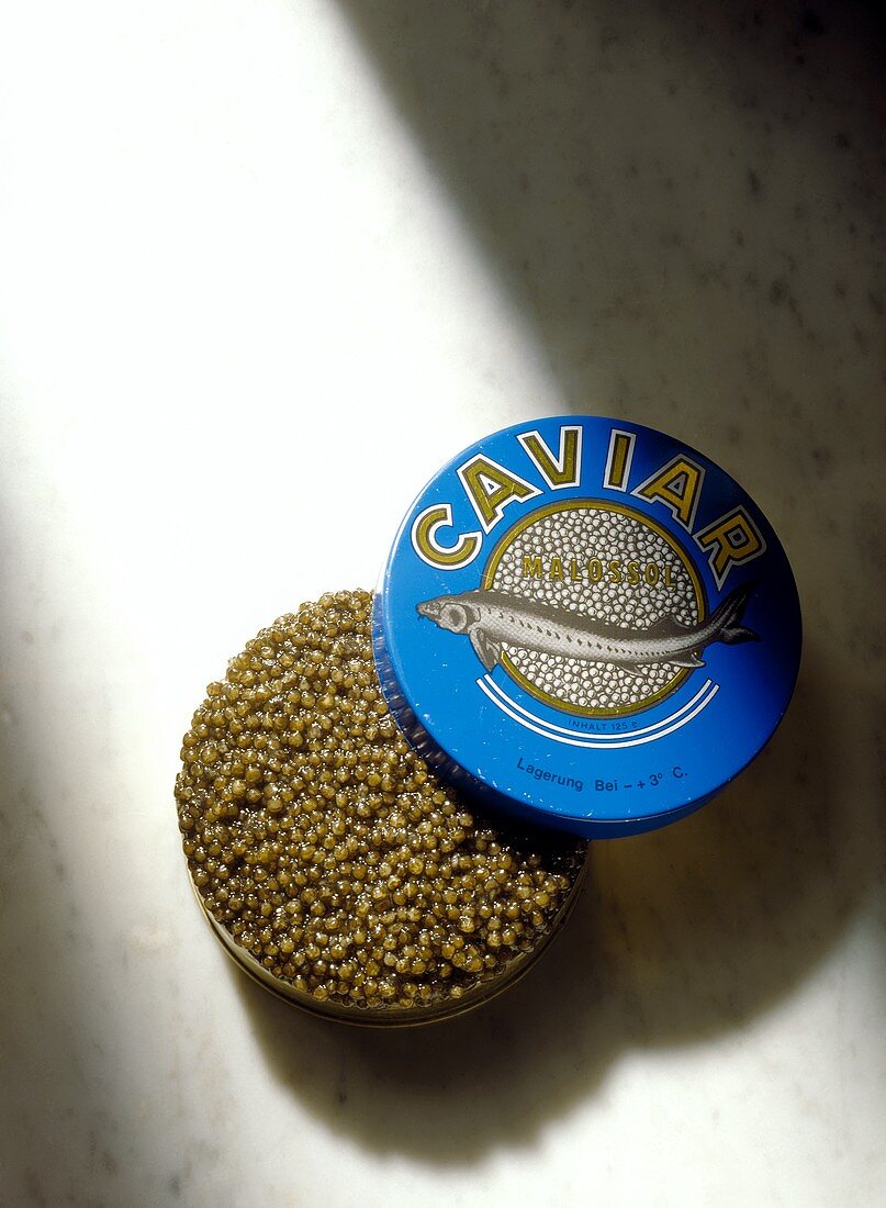 Geöffnete Kaviardose auf Marmor