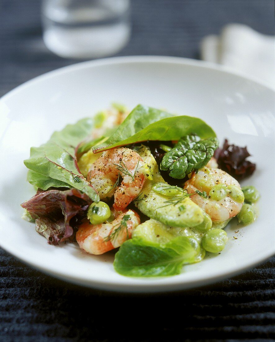 Avocado and shrimp salad with broad beans