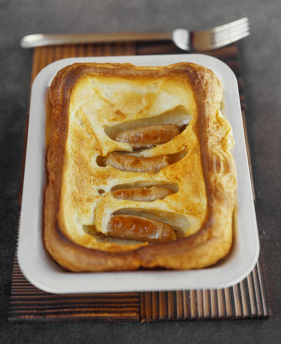 Toad in the hole (Bratwürstchen im Teig gebacken; England)