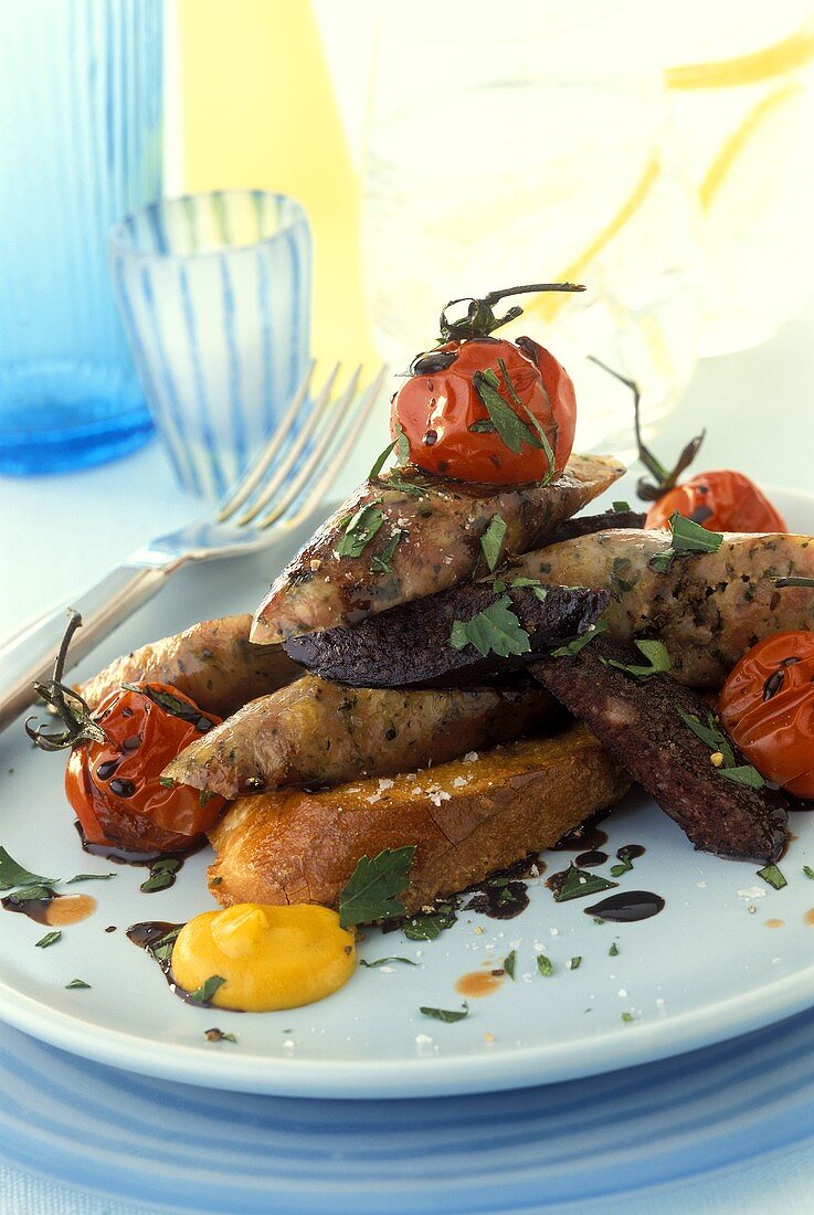 Wurst-Snack: Gebratene Wurststücke & Tomaten auf Toast