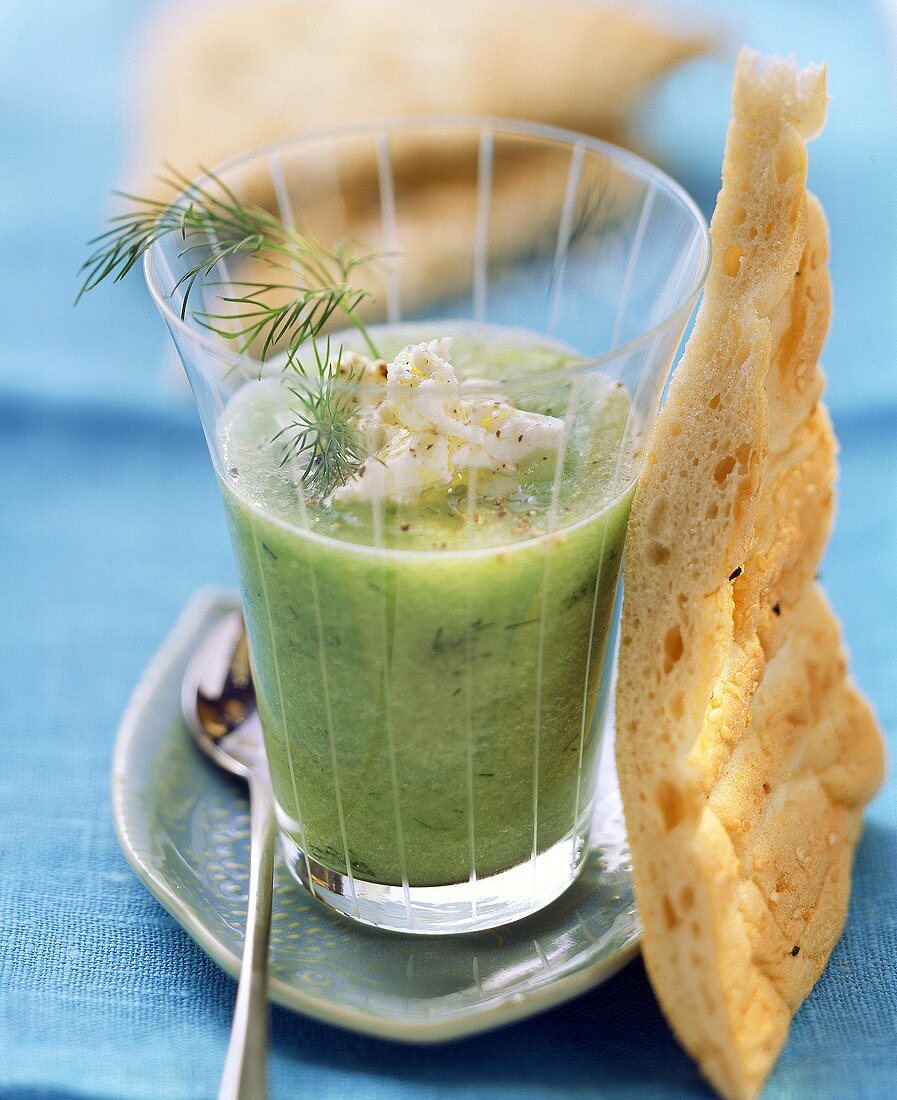 Gurken-Gazpacho mit Feta