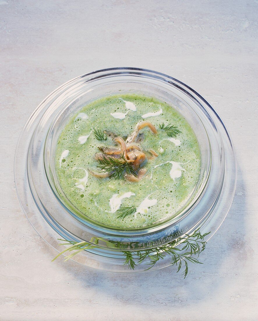 Gurken-Gazpacho mit Graved Lachs