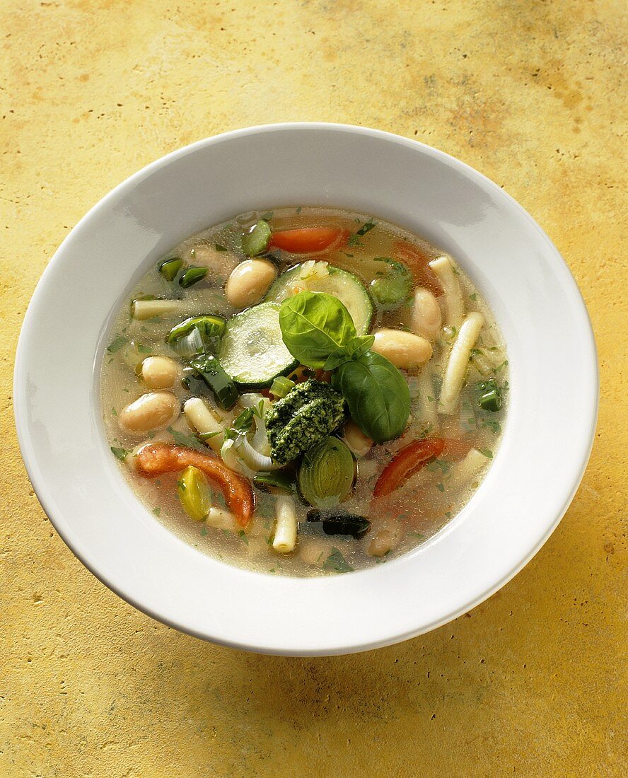 Minestrone alla genovese (Gemüsesuppe mit Nudeln und Pesto)