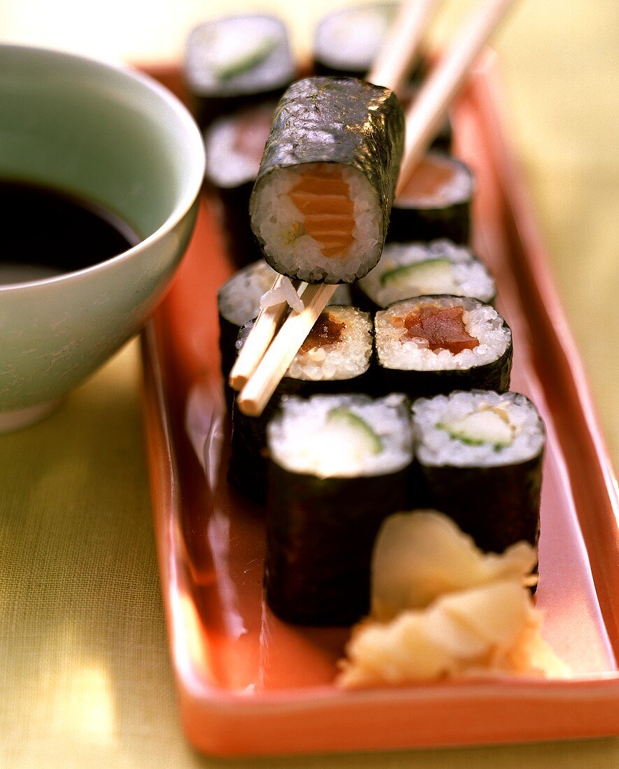 Maki-Sushi mit Lachs, Gurke, Thunfisch – Bilder kaufen – 175448 StockFood