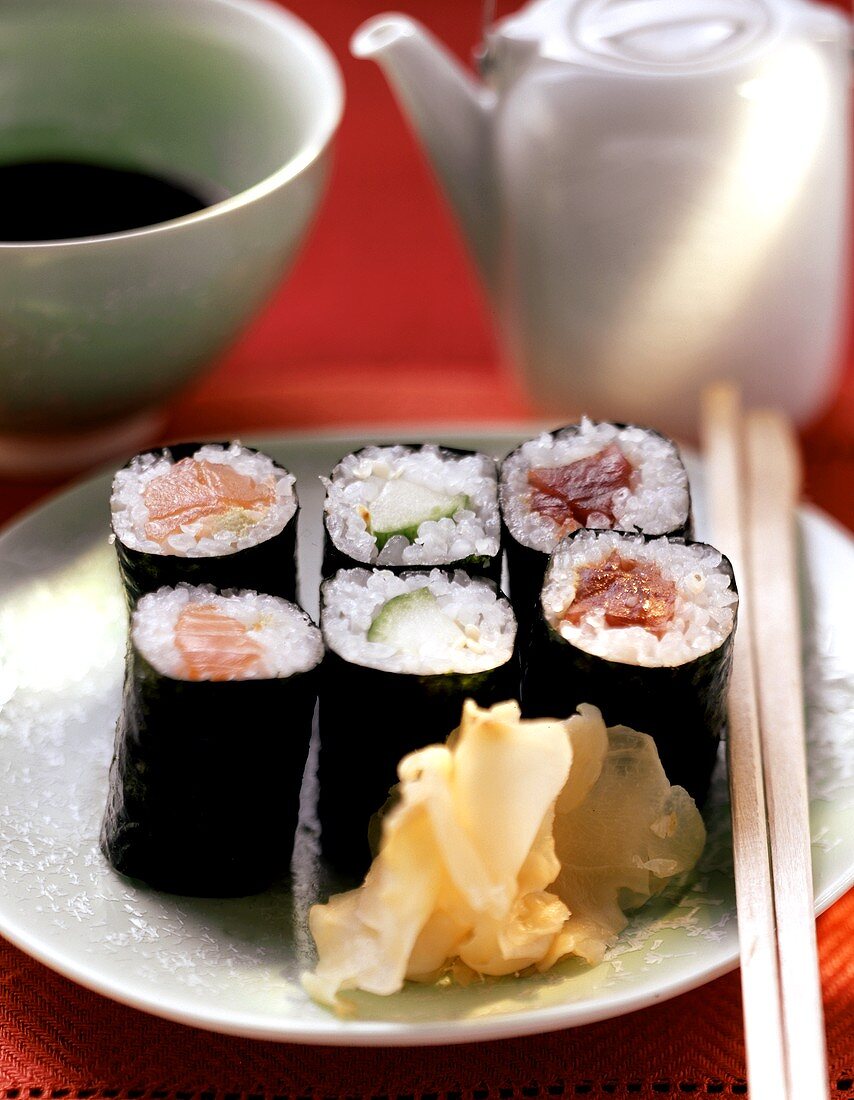 Maki-Sushi mit Lachs, Gurke, Thunfisch