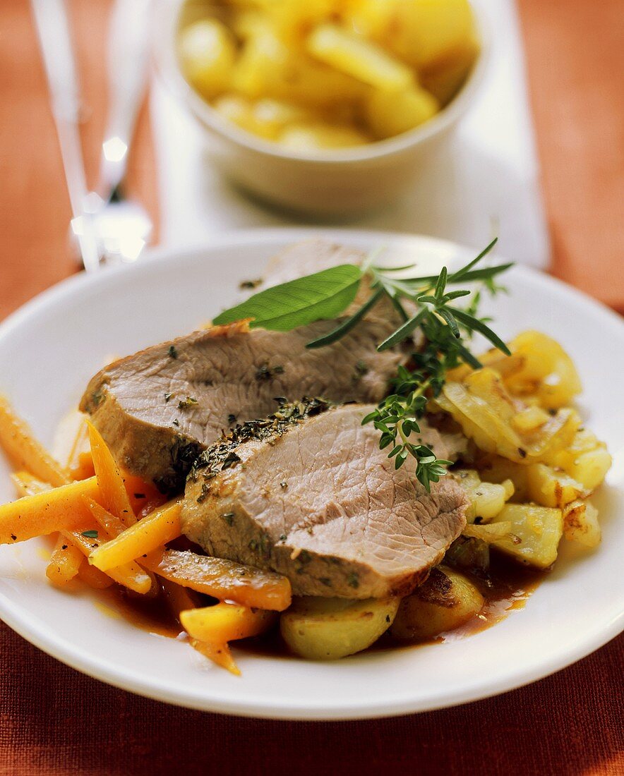 Schweinebraten mit Bratkartoffeln und Möhren