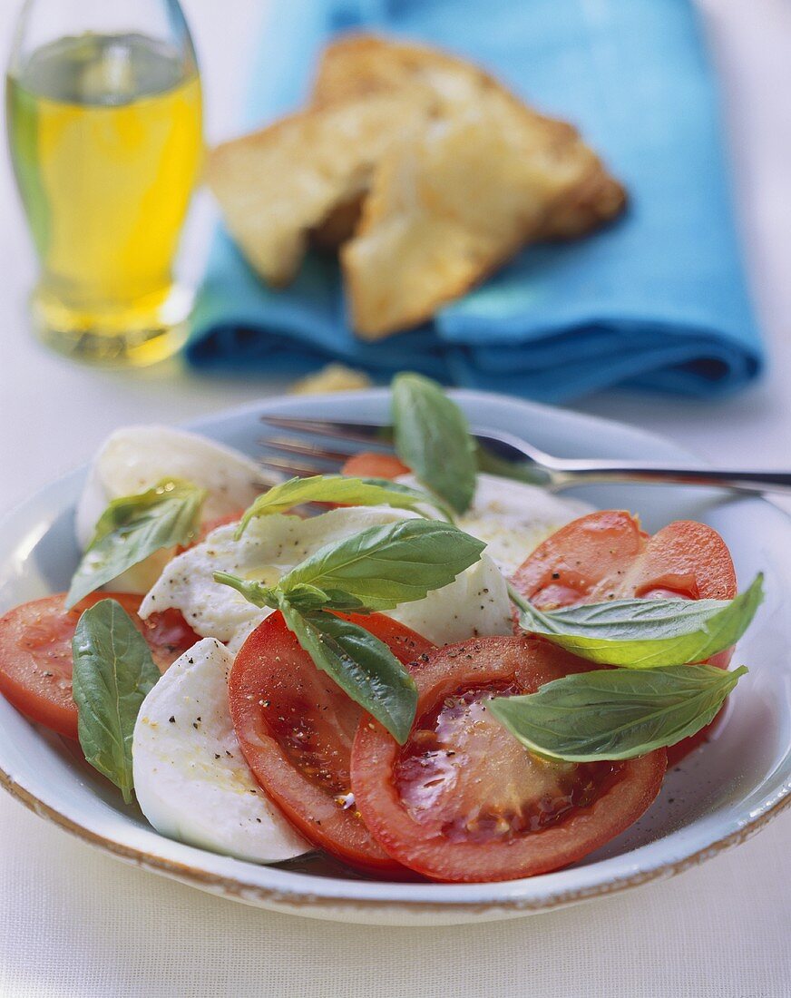 Insalata caprese (Tomaten-Mozzarella-Salat mit Basilikum)