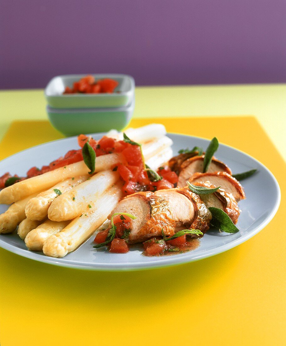 Asparagus with tomatoes and chicken breast