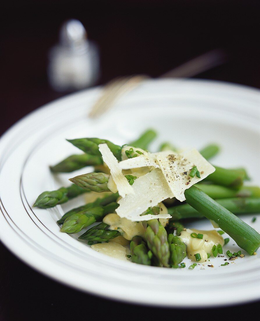 Grüner Spargel mit Sauce Hollandaise und Parmesan