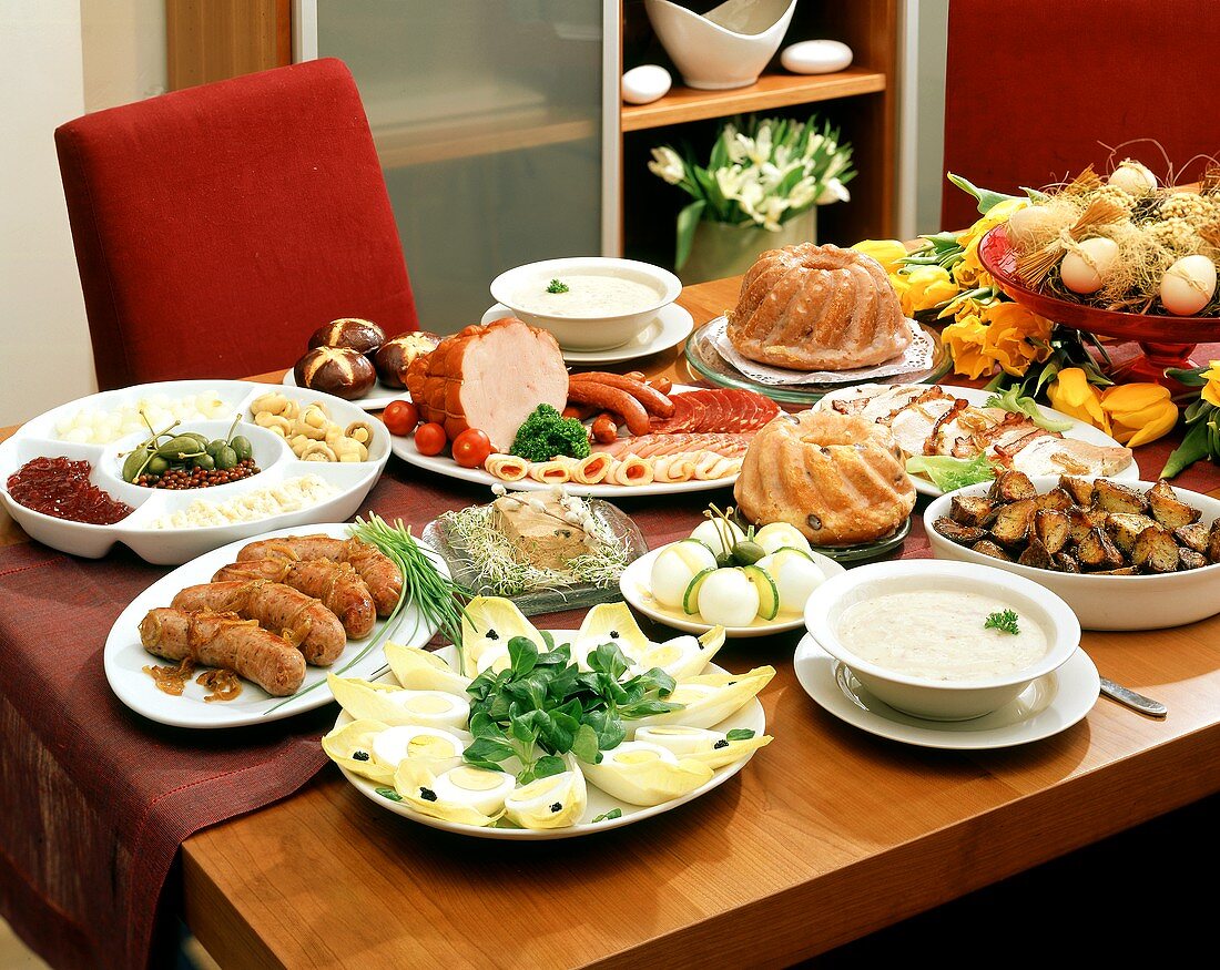 Gedeckter Tisch mit Speisen zu Ostern (Polen)