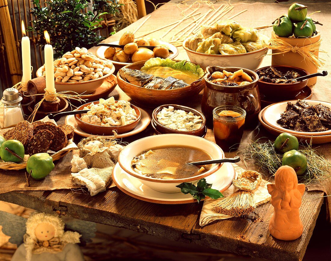 Rustikaler Tisch mit Gerichten für den Weihnachtsabend (Polen)