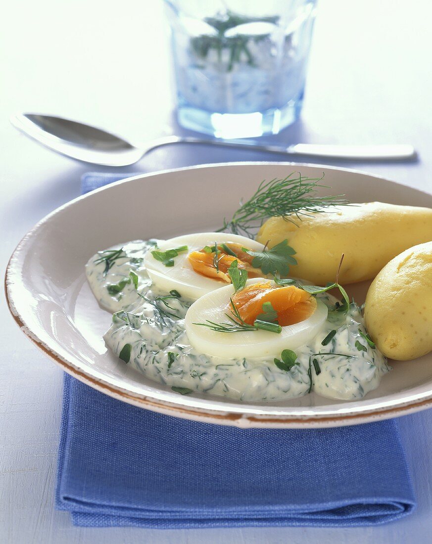 Wachsweiche Eier auf Kräuter-Joghurt-Sauce mit Pellkartoffeln