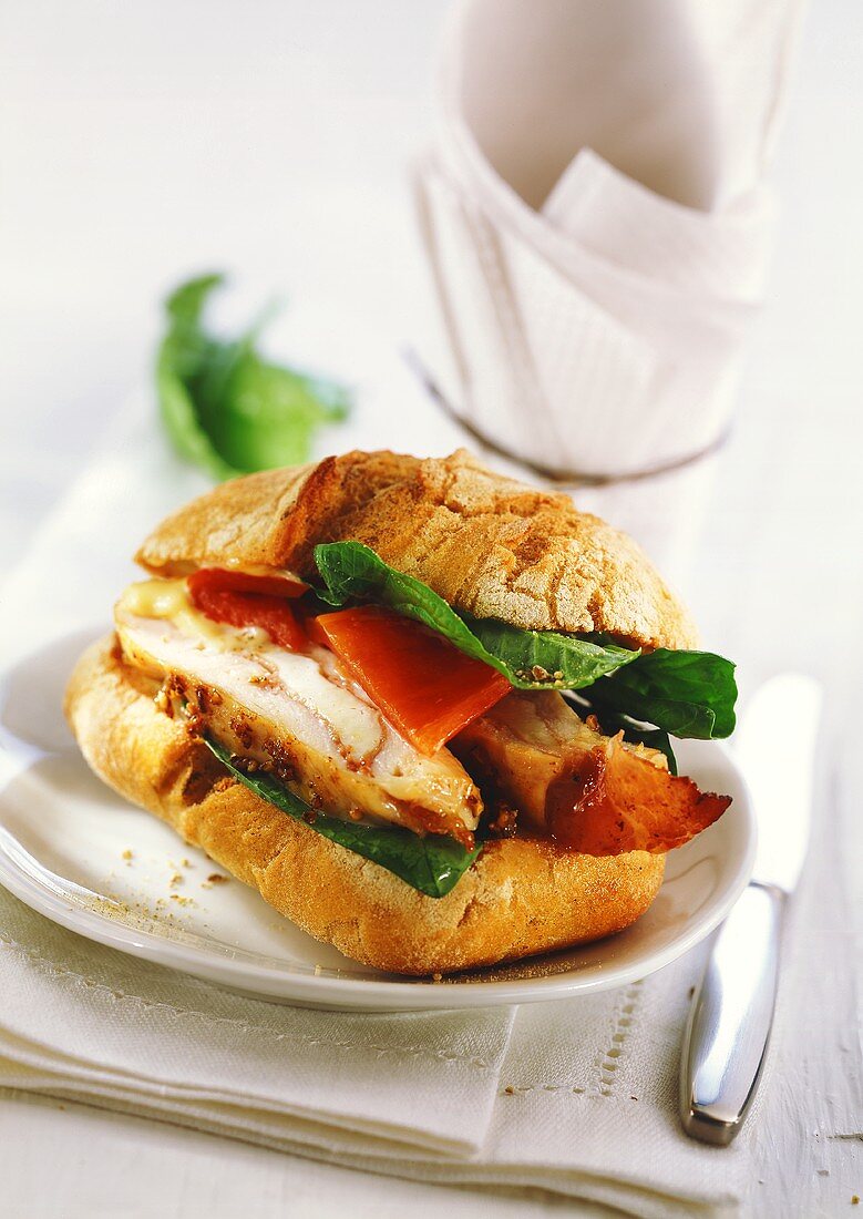 Brötchen-Sandwich mit Hähnchenbrust, Schinken und Mozzarella