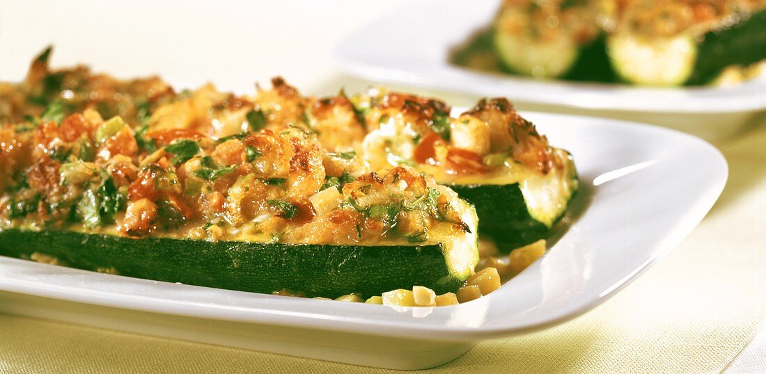 Gefüllte, überbackene Zucchini