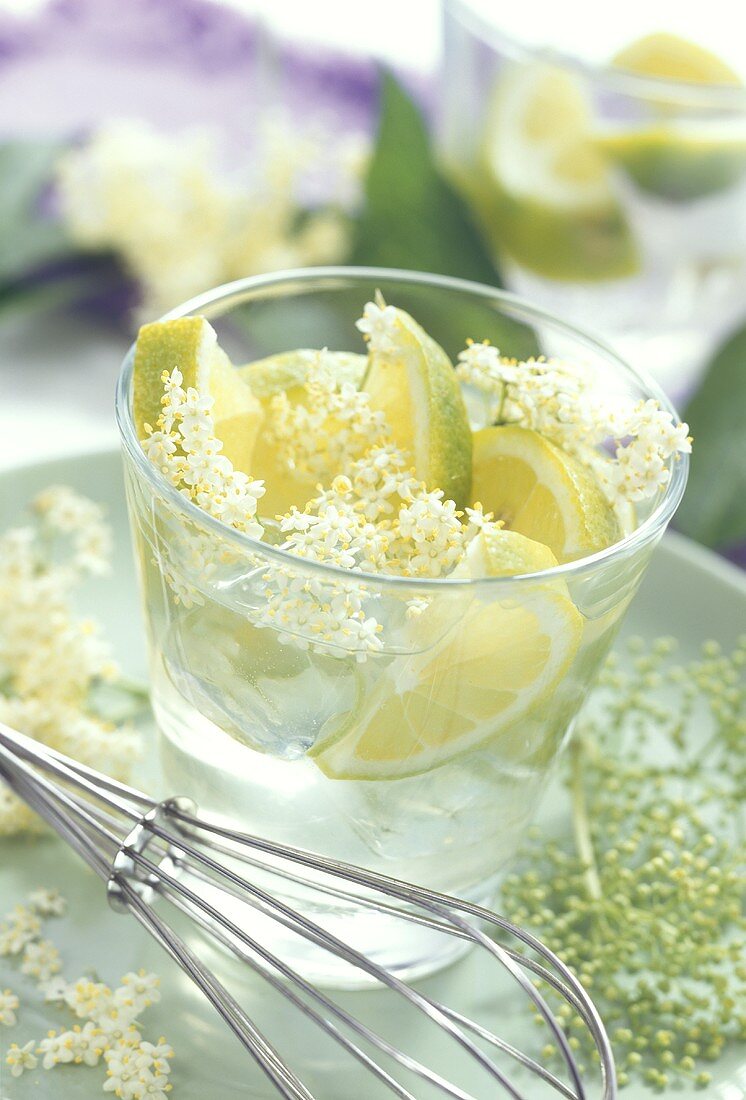 Holunderlimonade (Holunderblütensirup mit Zitrone & Wasser)