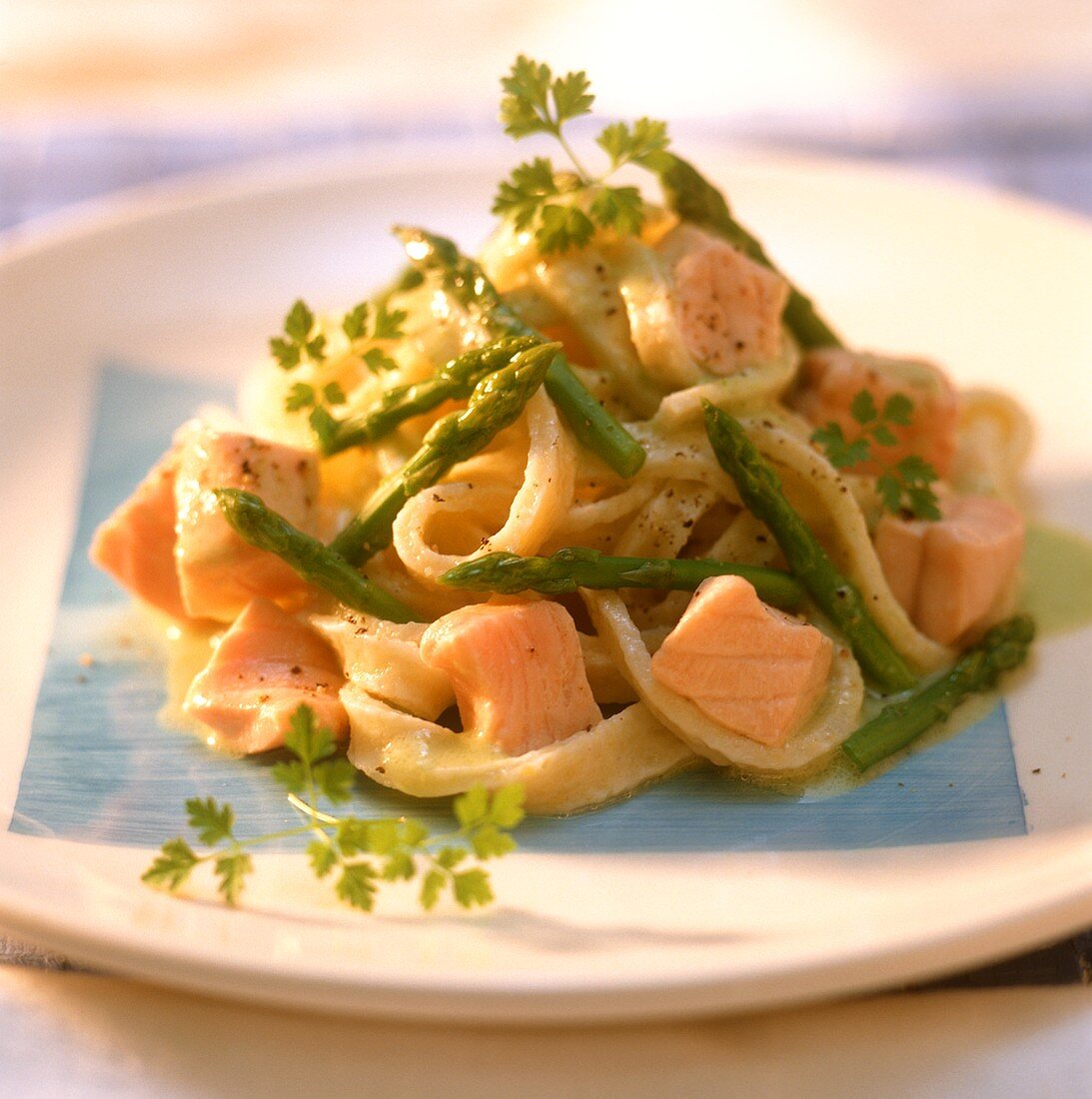 Tagliatelle varesine (Bandnudeln mit Lachs & grünem Spargel)