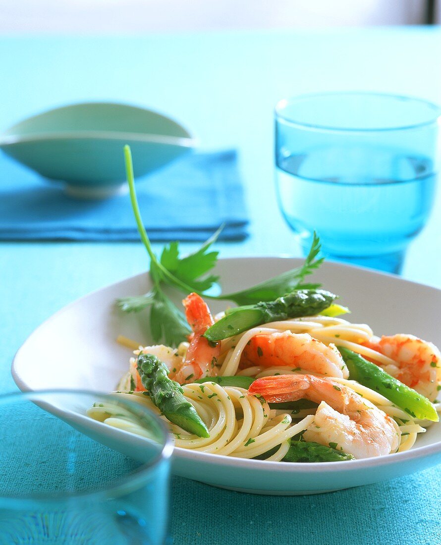 Spaghetti veneti (Spaghetti with shrimps & green asparagus)