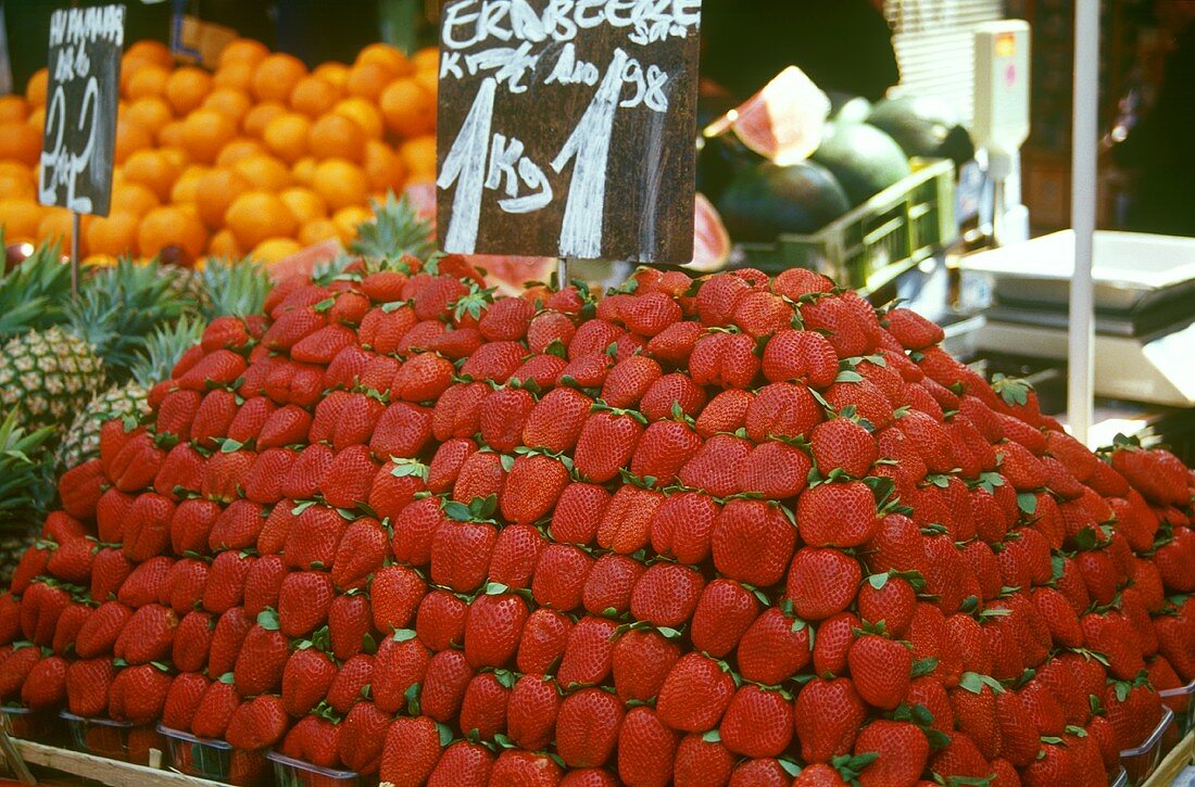 Erdbeeren mit Preisschild auf einem Markstand