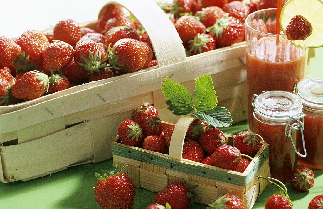 Zwei Spankörbe mit Erdbeeren, sowie Erdbeermarmelade & -drink