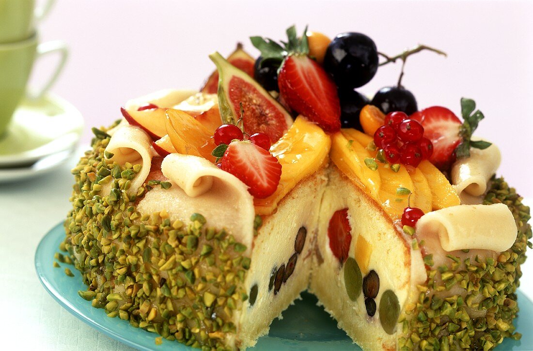 Früchte-Sahne-Torte mit Marzipanüberzug