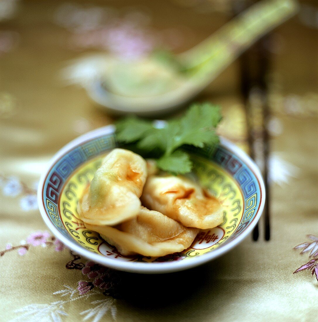 Drei Wan-Tan (asiatische gefüllte Teigtäschchen)