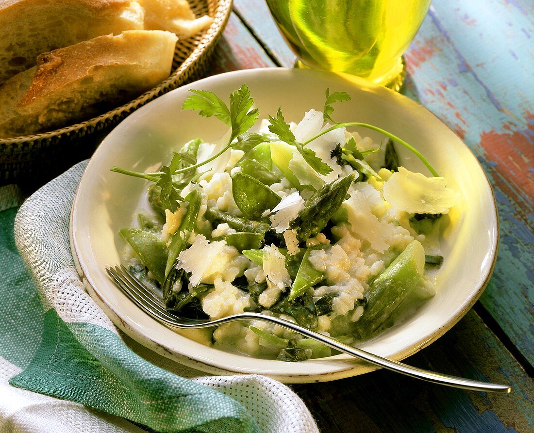 Risotto mit grünem Spargel, Zuckerschoten & Parmesan