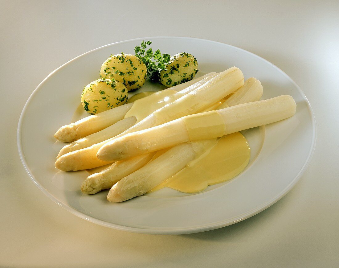 Asparagus with hollandaise sauce and parsley potatoes
