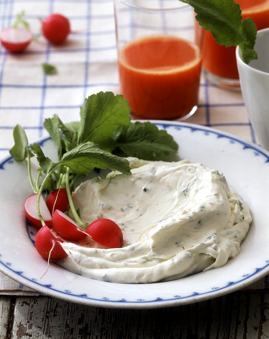 Radishes with quark cheese spread