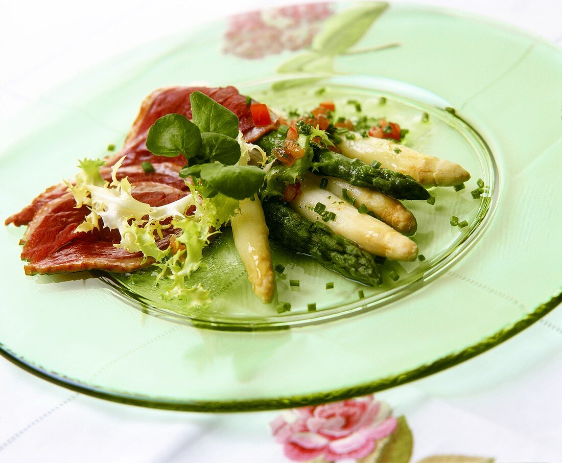 Spargel mit geräucherter Gänsebrust & Tomaten-Vinaigrette