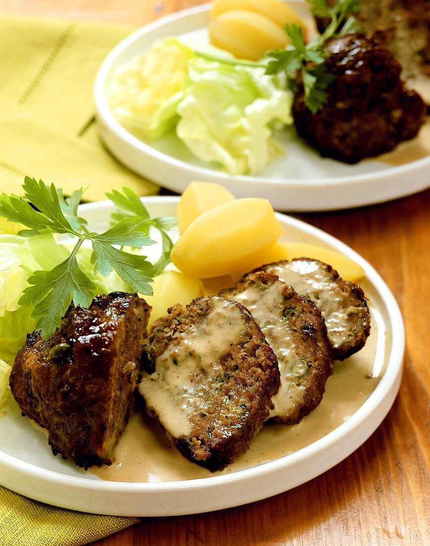 Kleiner Gurken-Kapern-Hackbraten mit Kartoffeln und Salat