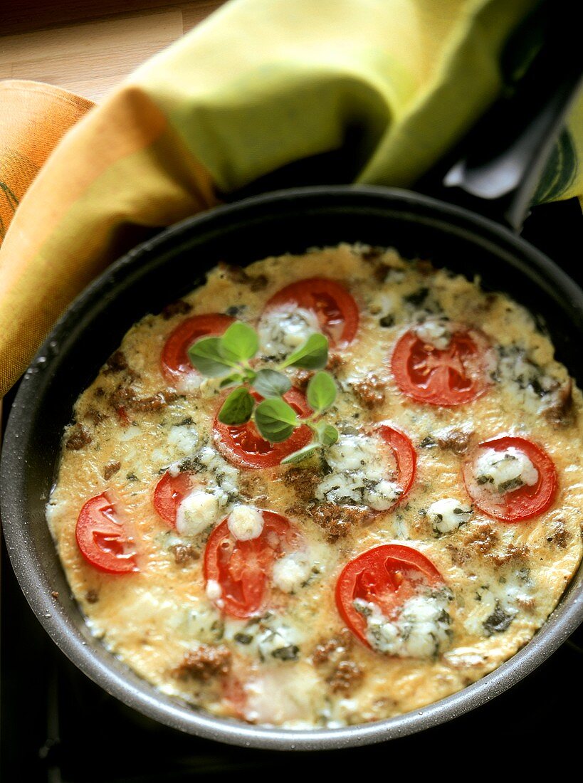 Hackfleischtortilla mit Tomaten und Blauschimmelkäse