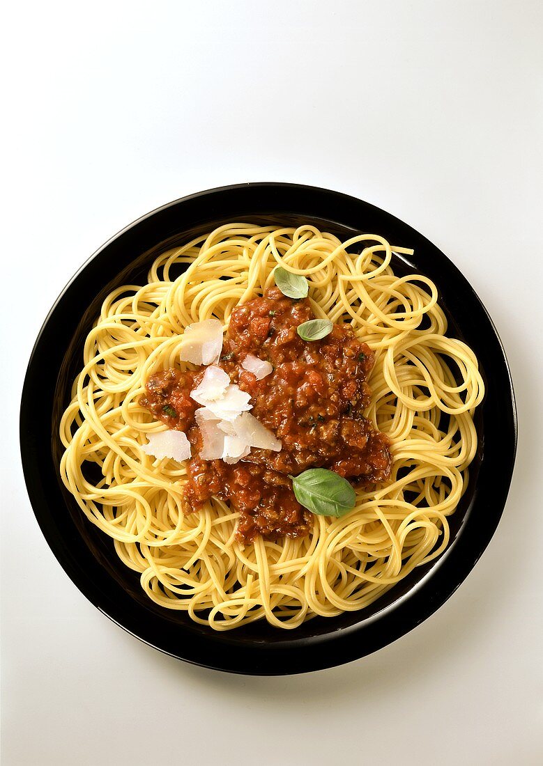 Spaghetti alla bolognese (spaghetti with meat sauce)