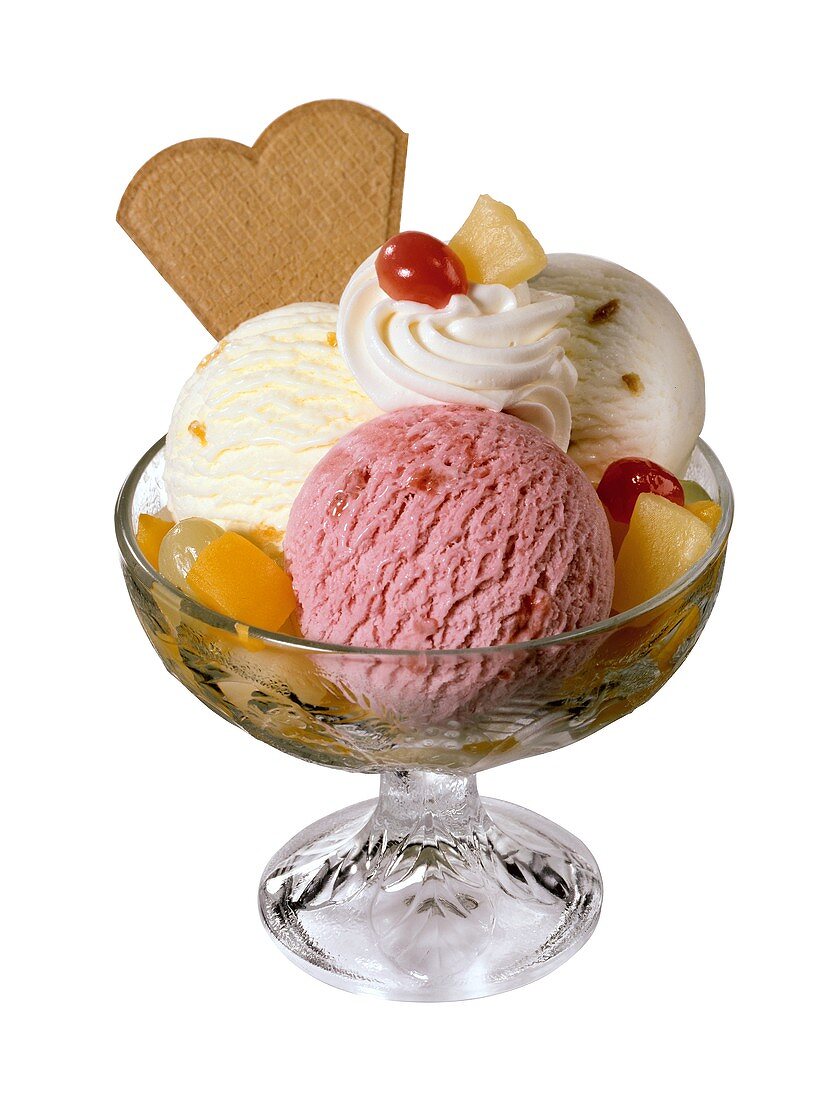 Ice cream sundae: strawberry- & peach & maracuja ices, fruit