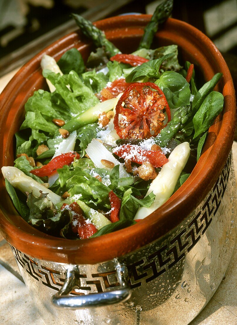 Green salad with asparagus, tomatoes and pine nuts