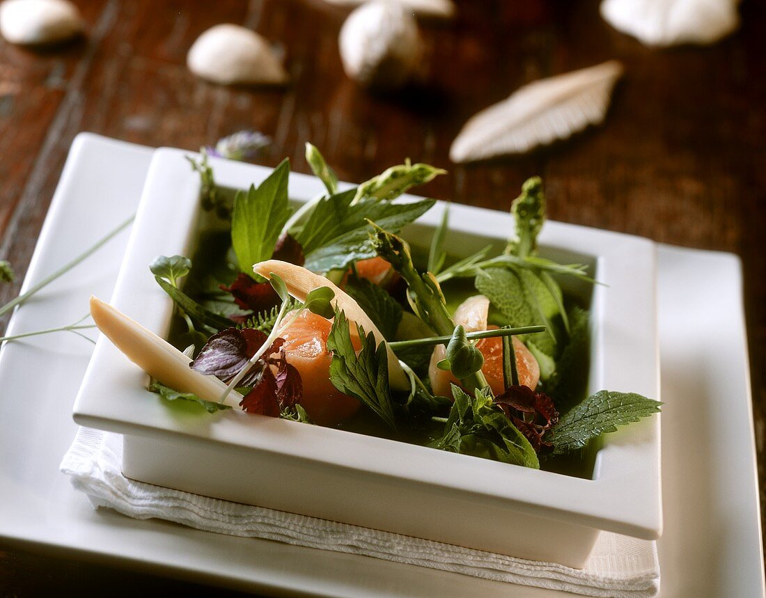 Spargel-Kräuter-Salat mit Lachs