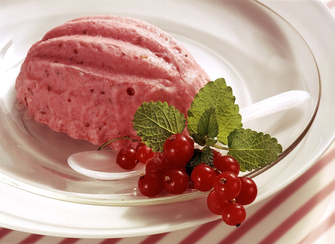 Rote Johannisbeer-Mousse
