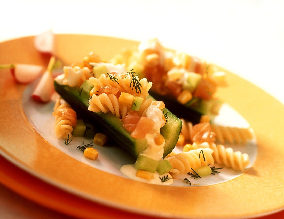Nudel-Lachs-Salat mit Mais und Gurken