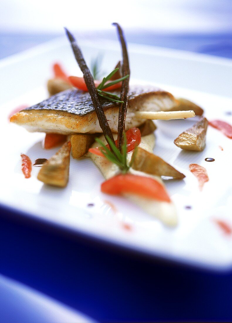 Loup de mer mit Zitronengras auf Tomaten-Vanille-Polenta