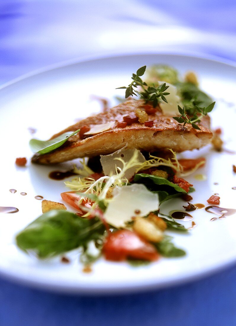 Fried red mullet fillet on salad leaves with croutons
