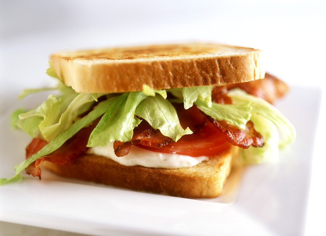 BLT-Sandwich (Bacon, Lettuce, Tomato) mit Knoblauchmayo