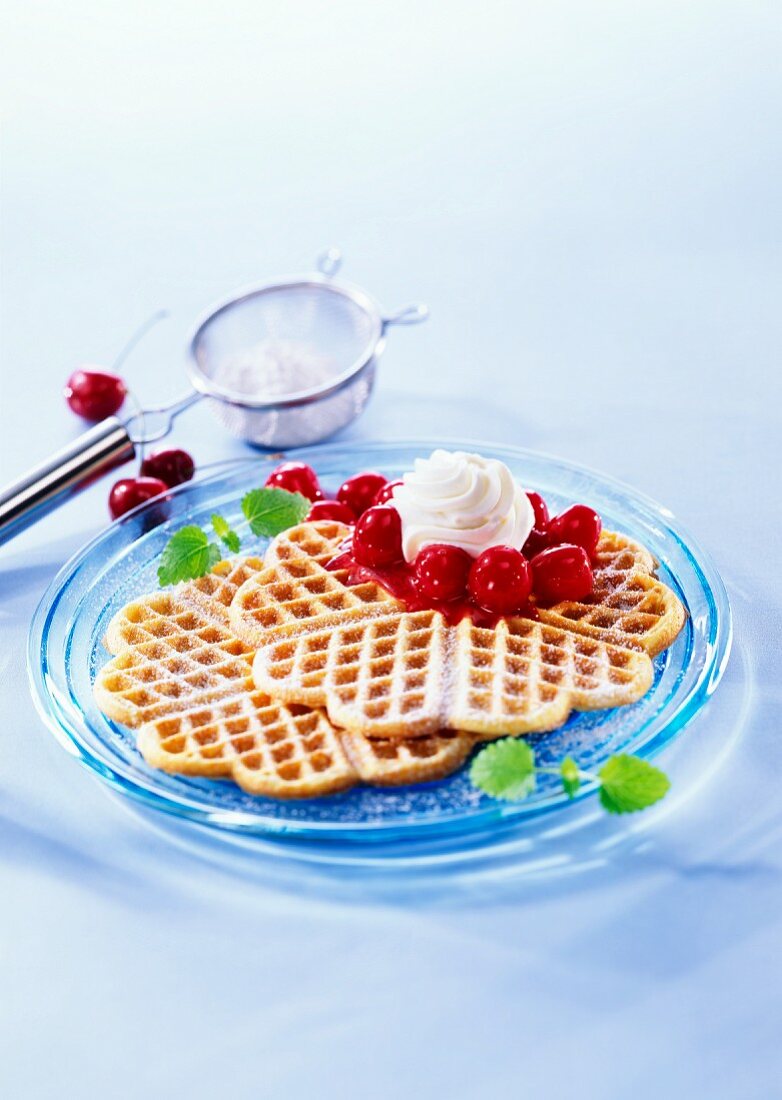 Waffeln mit Kirschen und Sahne