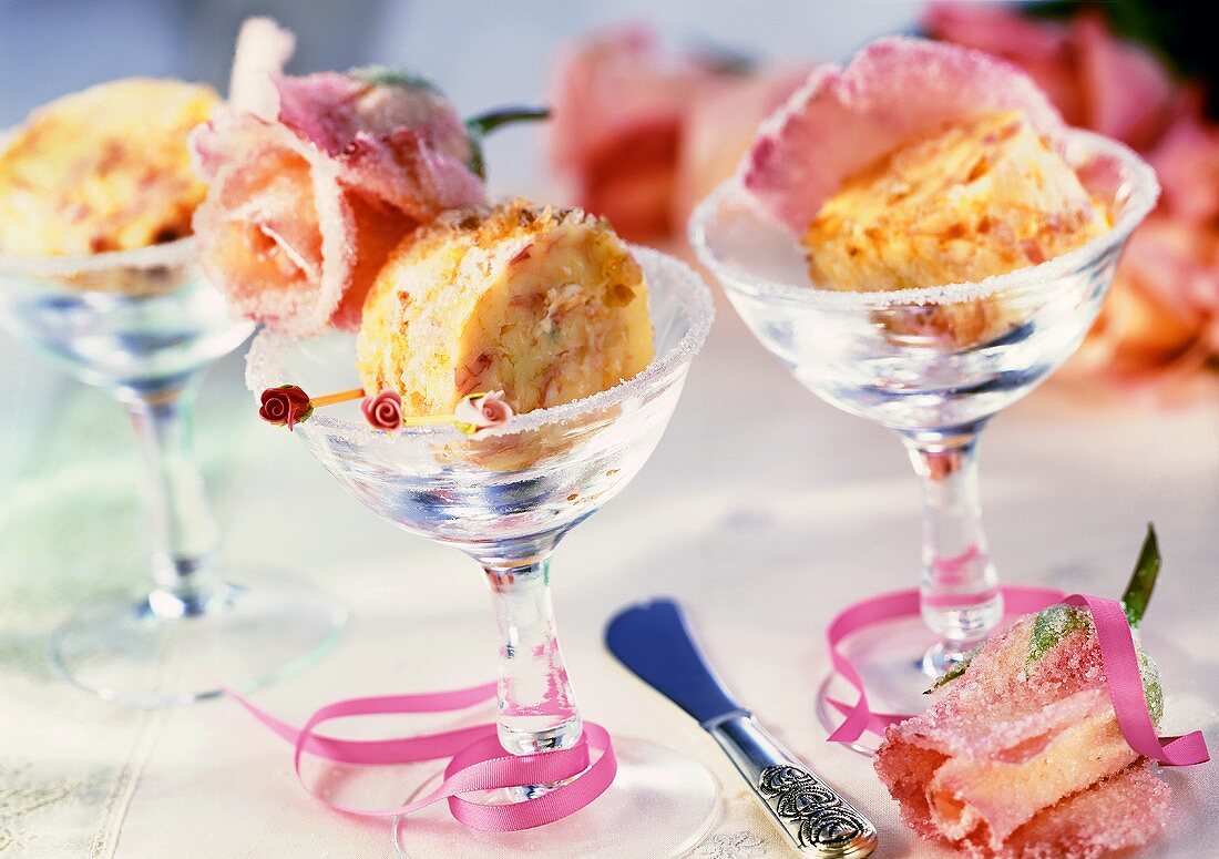 Rosenblüten-Butter in Dessertschälchen