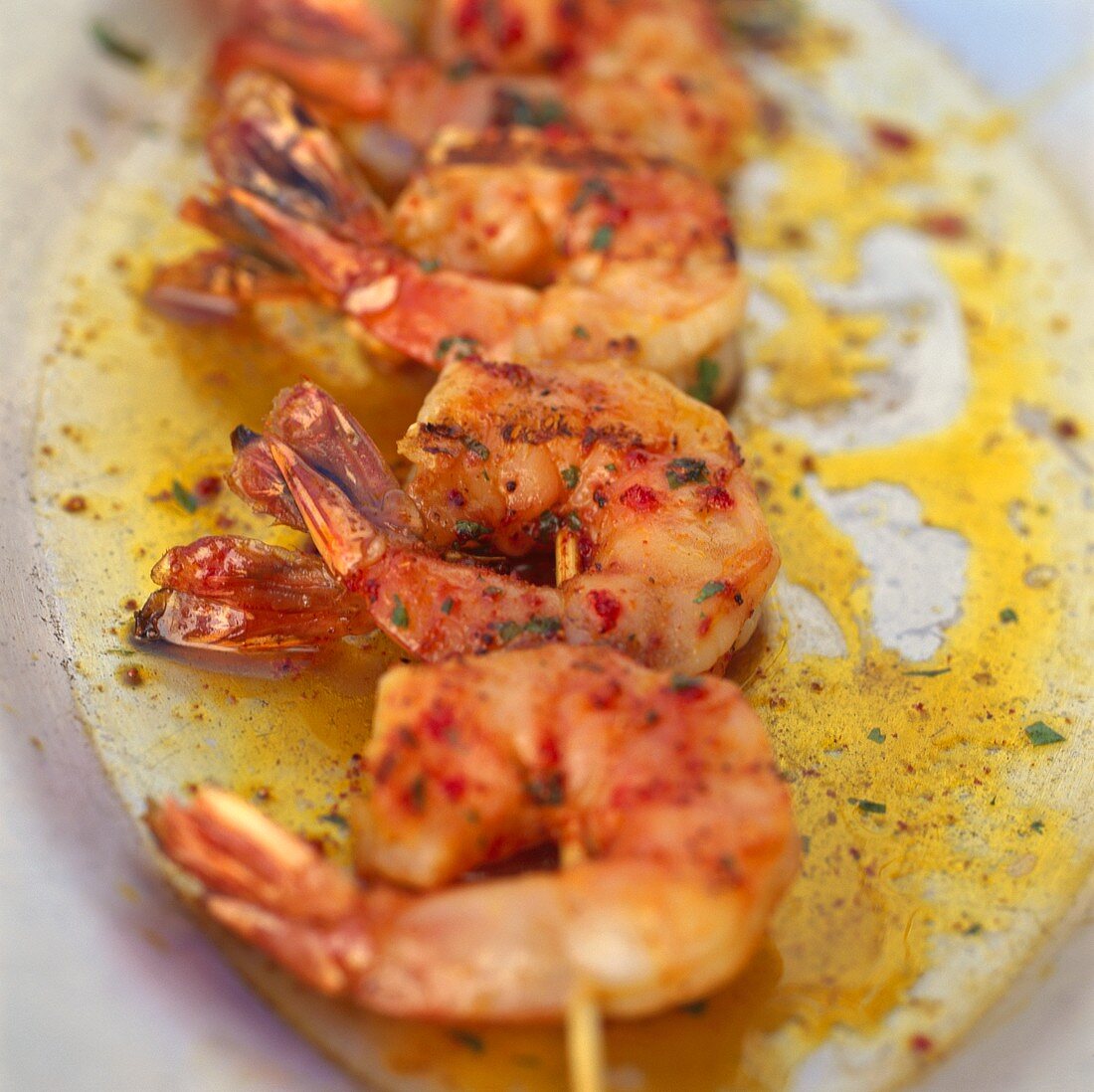 Barbecued shrimp kebabs with garlic oil