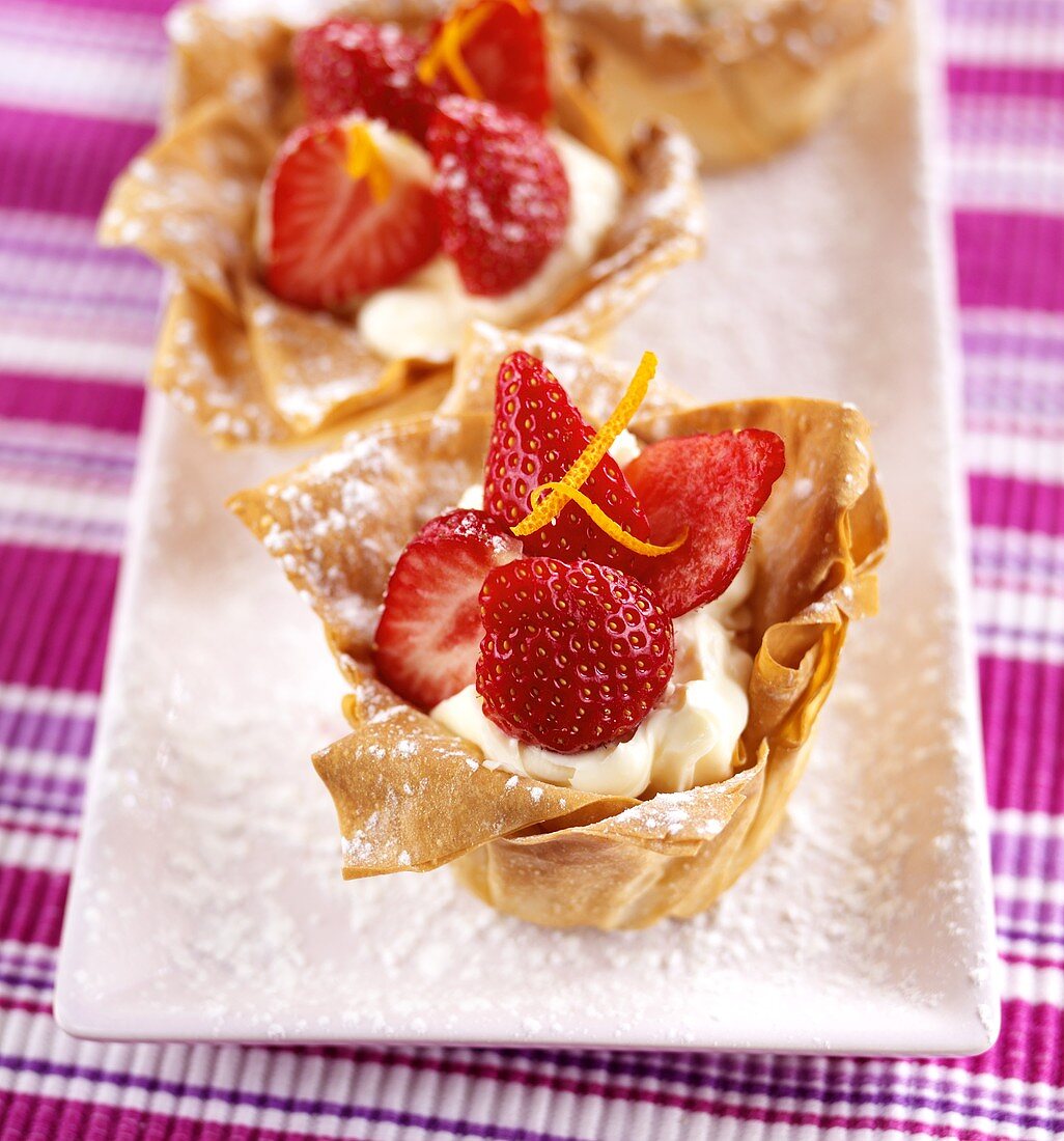 Filloteig-Törtchen mit Mascarpone-Vanille-Creme und Erdbeeren